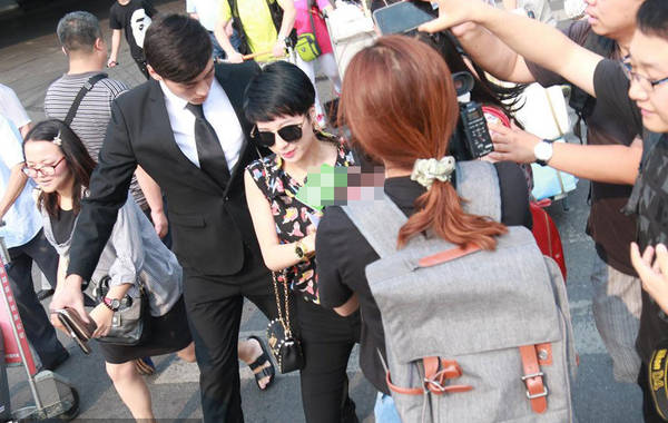 2015年7月6日，北京，陶喆前任楊子晴現(xiàn)身首都機(jī)場。剛一出來就遭到媒體圍堵，問及7號陶喆會有反駁證據(jù)