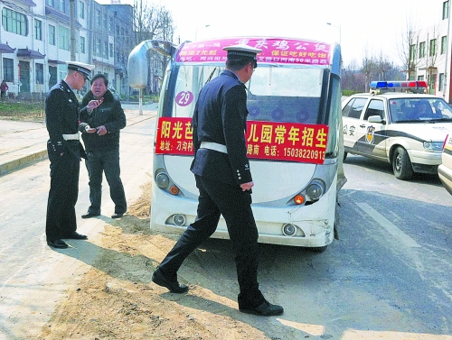 鄭州查處違法營(yíng)運(yùn)觀(guān)光車(chē) 每名駕駛員罰扣12分