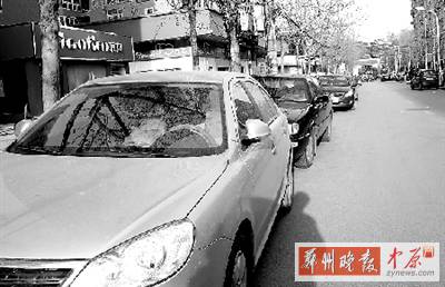 友愛路，路邊停了一排車，本來不寬的路就變得更窄了。