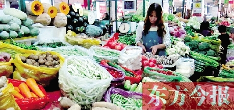 　　隨著氣溫升高，蔬菜供應(yīng)量增加，近期我省菜價(jià)呈現(xiàn)穩(wěn)中下降趨勢(shì)