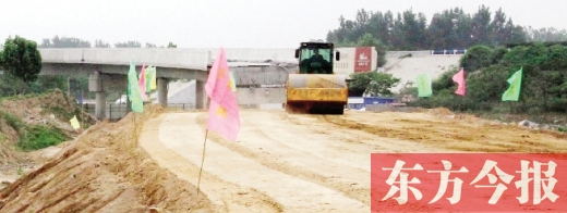 　昨日，正在施工中的鄭州市文化路與連霍高速互通式立交