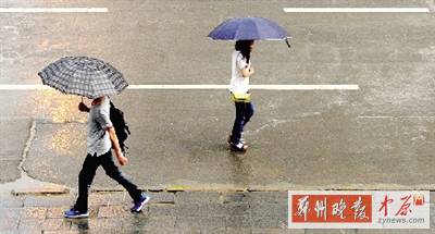 昨天傍晚，市民在雨中行走。