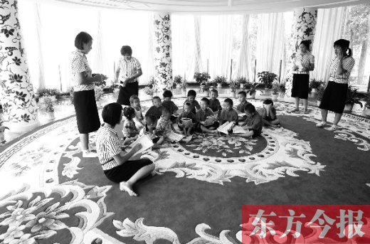 鄭州一幼兒園里的孩子在老師的帶領(lǐng)下讀《論語(yǔ)》。