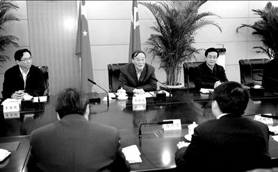 11月30日，中共中央政治局常委、中央紀(jì)委書記王岐山在北京主持召開座談會，聽取專家學(xué)者對黨風(fēng)廉政建設(shè)和反腐敗工作的意見和建議。新華社發(fā)