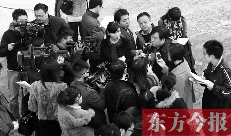 經適房“下課”，公租房的申請、租金等備受關注，圖為鄭州市房管局規(guī)劃和住房保障處處長馮榮智被媒體記者“