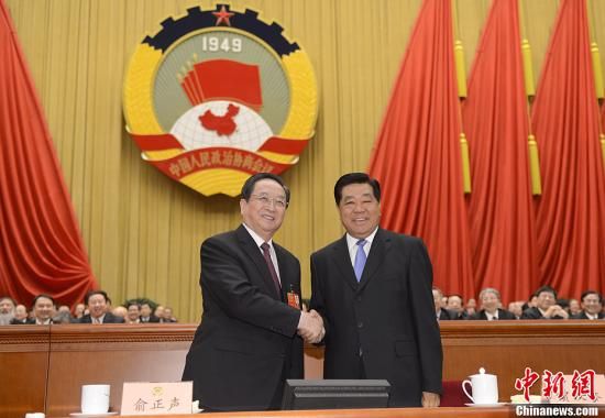 3月11日下午，全國政協(xié)十二屆一次會議在北京人民大會堂舉行第四次全體會議，俞正聲當選政協(xié)第十二屆全國委員會主席。圖為政協(xié)第十一屆全國委員會主席賈慶林和俞正聲握手，表示祝賀。中新社發(fā) 廖攀 攝