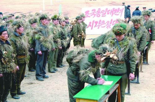 朝鮮中央通訊社13日公布的照片顯示，朝鮮工農(nóng)赤衛(wèi)隊員正在進行“戰(zhàn)前訓練”。