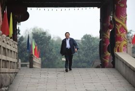 2008年10月30日清晨，吳仁寶在村中散步時從華西金塔門前走過。圖/新華社