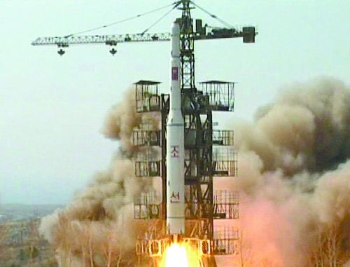 朝鮮KRT電視臺(tái)在2009年4月5日播放的朝鮮在咸鏡北道花臺(tái)郡舞水端里發(fā)射火箭的電視截圖。