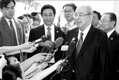 吳伯雄率國民黨大陸訪問團(tuán)抵達(dá)北京，在下榻的麗思卡爾頓酒店接受記者采訪。中新社發(fā)