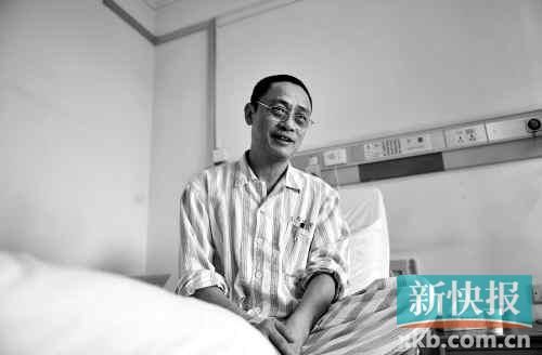 在病床上,趙海濱看起來比原先照片里消瘦了很多,雖然戴著一副近視眼鏡,卻掩飾不住鏡框后面發(fā)黑的眼圈。新快報(bào)記者孫毅/攝