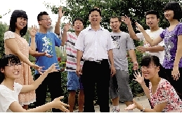 同學(xué)們用手臂連成光環(huán)，把班主任老師圍起來，表達(dá)對(duì)他的敬意和謝意。
