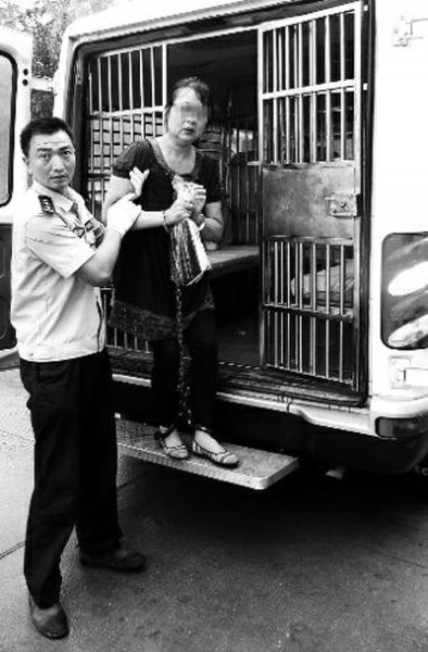 曹艷芳被帶出囚車，準(zhǔn)備到渭南市中級人民法院受審 程英晏 攝