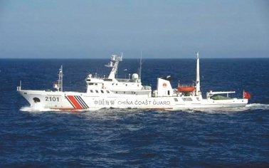 24日在釣魚島附近海域巡航的中國(guó)海警船。
