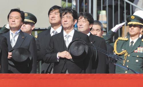 　27日上午，日本首相安倍晉三在琦玉縣的自衛(wèi)隊朝霞訓(xùn)練場出席陸上自衛(wèi)隊年度閱兵式