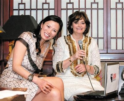 英國(guó)《每日郵報(bào)》刊發(fā)了一張鄧文迪曾幫助布萊爾夫人在中國(guó)推銷其自傳的圖片。