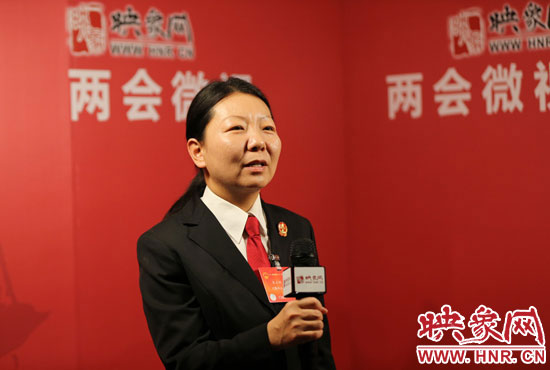 在映象網(wǎng)全國(guó)兩會(huì)北京演播室，全國(guó)人大代表、寶豐縣鬧店鎮(zhèn)法庭庭長(zhǎng)朱正栩做客《兩會(huì)微視》訪談。