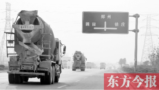 3月25日，兩輛水泥罐車在鄭汴物流通道行駛。大車“橫行”的道路上極易發(fā)生各種交通事故