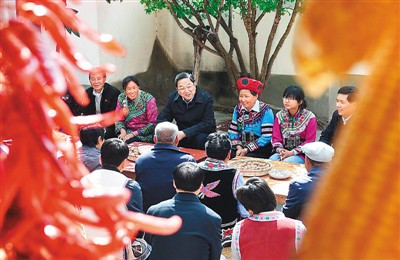 3月24日，俞正聲在云南省武定縣插甸鄉(xiāng)彝族小院農(nóng)戶家中進行座談交流，聽取基層黨員群眾意見建議。