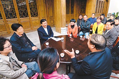 3月23日，劉云山在陜西省咸陽市禮泉縣煙霞鎮(zhèn)袁家村與基層干部群眾座談，聽取對教育實踐活動的意見建議。