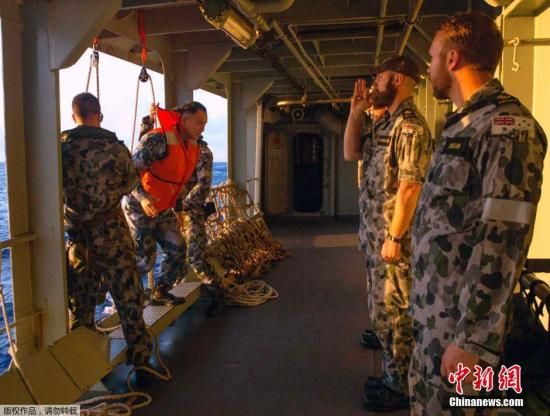 　據(jù)澳大利亞海軍4月11日發(fā)布的圖片顯示，中澳海軍海上聯(lián)合搜尋失聯(lián)客機(jī)。據(jù)悉，澳大利亞總理當(dāng)天表示，澳方執(zhí)行搜尋失聯(lián)客機(jī)任務(wù)的搜救人員已獲知黑匣子的大致位置。