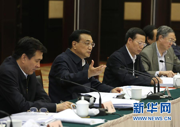 月28日，中共中央政治局常委、國務(wù)院總理李克強在重慶主持召開座談會