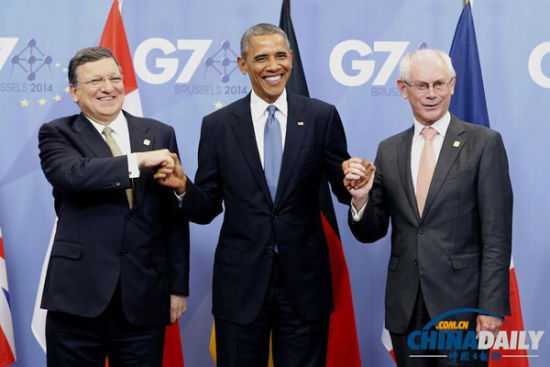 資料圖：6月4日，歐洲理事會(huì)主席范龍佩（右）和歐盟委員會(huì)主席巴羅佐（左）在會(huì)場(chǎng)門(mén)口歡迎前來(lái)與會(huì)的美國(guó)總統(tǒng)奧巴馬。由歐盟主持的七國(guó)集團(tuán)領(lǐng)導(dǎo)人會(huì)晤4日晚間在布魯塞爾開(kāi)幕，烏克蘭問(wèn)題成為本次峰會(huì)核心議題。（新華社發(fā) 歐盟理事會(huì)供圖）