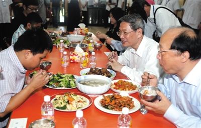 昨日中午，國臺(tái)辦主任張志軍（右二）在臺(tái)中市長(zhǎng)胡志強(qiáng)的陪同下和盲校的孩子共進(jìn)午餐。當(dāng)晚，張志軍結(jié)束訪臺(tái)回京。 新華社發(fā)