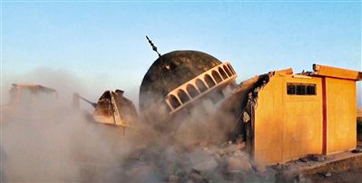 ISIS武裝人員駕駛推土機推倒一座清真寺的墻體。