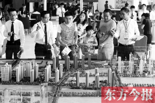 昨天上午，在鄭州市區(qū)一售樓部內(nèi)，看房的顧客比平時(shí)多了不少