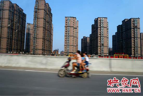 三環(huán)快速路開通后，仍有一些電動(dòng)車違規(guī)上橋。