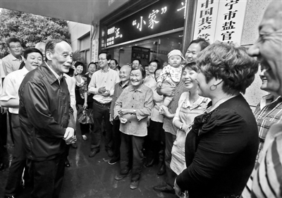 5月8日，王岐山與海寧市鹽官鎮(zhèn)桃園村黨委班子成員、老黨員和群眾親切交流供圖/新華社