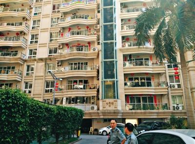 泉州鬧市區(qū)刺桐路上一小區(qū)。5月5日凌晨，泉州安監(jiān)局調(diào)研員謝清平在7號樓自殺。