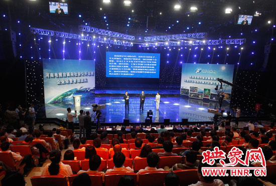 16日上午，河南電視臺(tái)1500平米演播廳內(nèi)座無(wú)虛席。