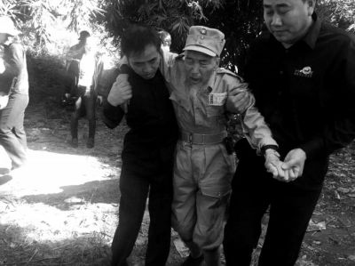 89歲老兵繆焜得知不能接到遺骸后嚎啕大哭。組織方供圖