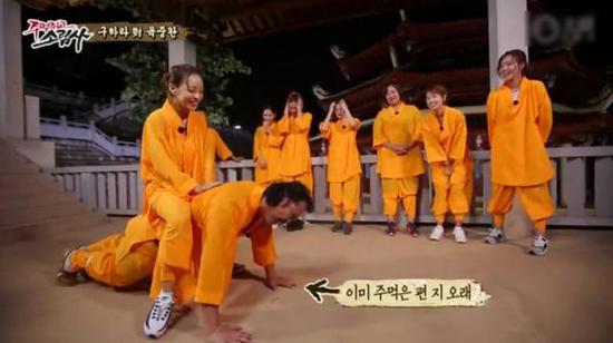 陸重烷接受懲罰做俯臥撐，女星具荷拉坐其背上。