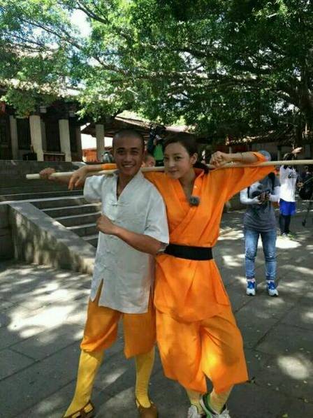 這些參加節(jié)目的女星當中既有歌手，又有演員，都是時尚年輕且受歡迎的女星。