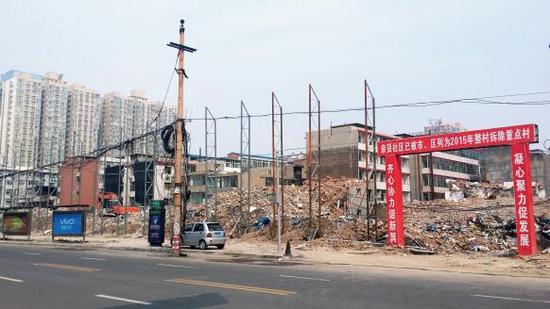 015年5月31日，在社區(qū)干部的帶頭拆遷下，親賢社區(qū)的“城中村改造”拉開帷幕。由于前期“清產(chǎn)核資”及補償標準等因素，拆遷改造工作推進并不順利。圖為位于體育西路東側(cè)集體所有的商鋪率先被拆遷完畢，用于遮擋的圍擋正在施工中。（拍攝：2015年9月16日）