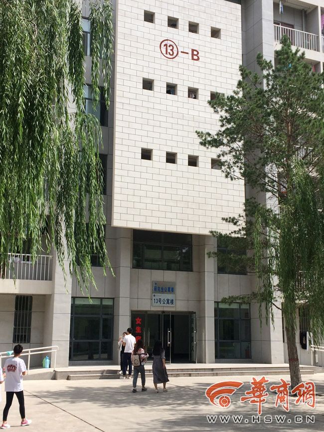 8月30日，榆林學(xué)院有學(xué)生發(fā)微博對女生宿舍樓住進男生提出質(zhì)疑。9月3日，學(xué)校宣傳部門回應(yīng)，女生宿舍樓里確實住著3名男研究生，但該樓的格局是套間，跟單元房一樣是獨立的，大學(xué)應(yīng)有包容的精神。