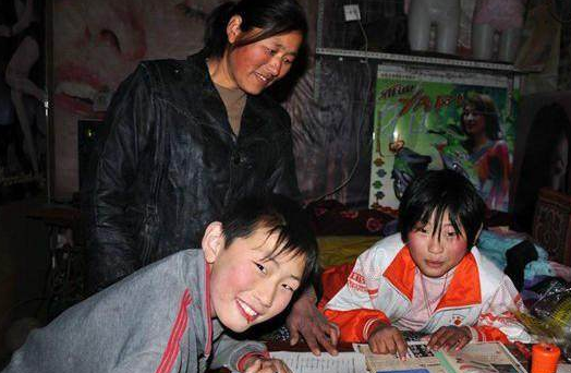 朱之文辛苦掙錢(qián) 兒子抽煙喝酒打架全不落 朱之文辛苦掙錢(qián) 兒子抽煙喝酒打架全不落