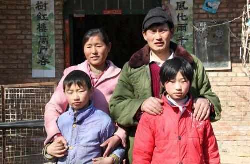 朱之文辛苦掙錢(qián) 兒子抽煙喝酒打架全不落 朱之文辛苦掙錢(qián) 兒子抽煙喝酒打架全不落