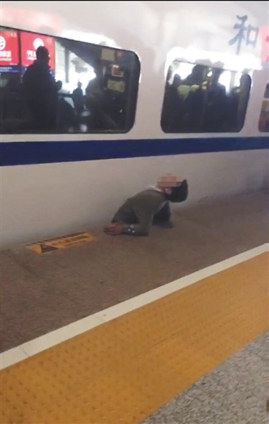 視頻顯示，一男子下半身被卡在站臺(tái)與列車之間縫隙。