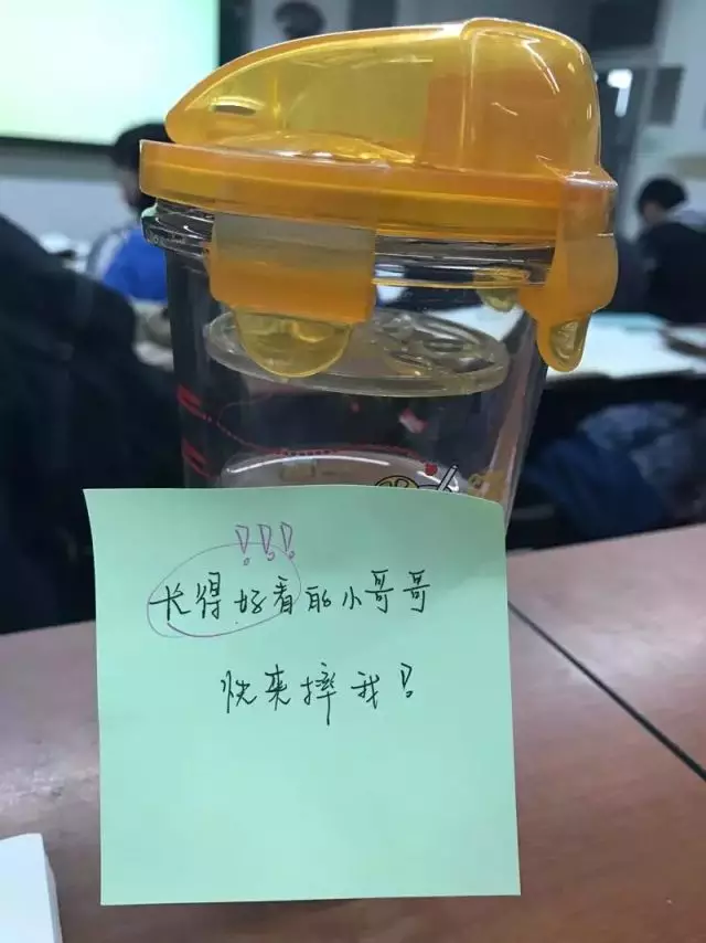 2017年度偶像劇!妹子摔了個(gè)玻璃杯 全國(guó)網(wǎng)友羨慕