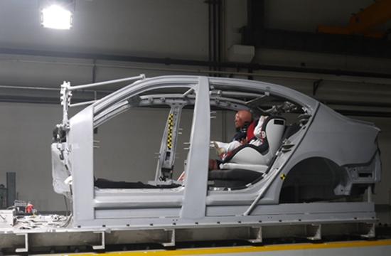中國(guó)兒童汽車(chē)安全座椅市場(chǎng)一度沒(méi)有國(guó)家標(biāo)準(zhǔn)。圖為汽車(chē)用兒童安全座椅進(jìn)行撞擊實(shí)驗(yàn)
