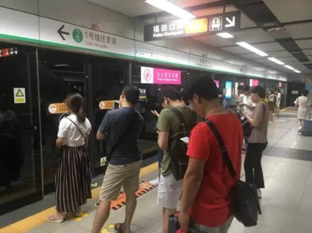 尷尬了！深圳地鐵首開(kāi)女性車(chē)廂 結(jié)果塞滿男乘客