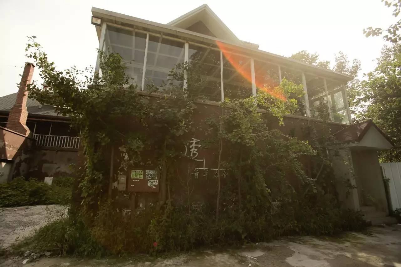 ▲失戀博物館位于北京市通州區(qū)宋莊鎮(zhèn)的一個(gè)重創(chuàng)空間內(nèi)，這里是一個(gè)藝術(shù)家集聚區(qū)。