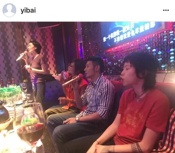 王菲母女跟李榮浩一起唱K，竇靖童的表情亮了