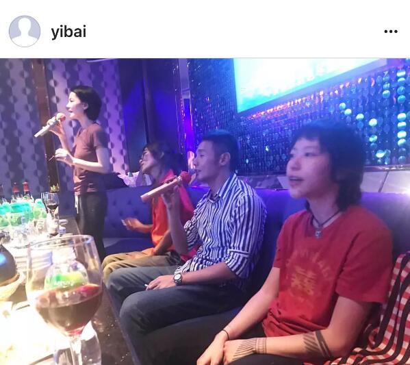 王菲母女跟李榮浩一起唱K，竇靖童的表情亮了