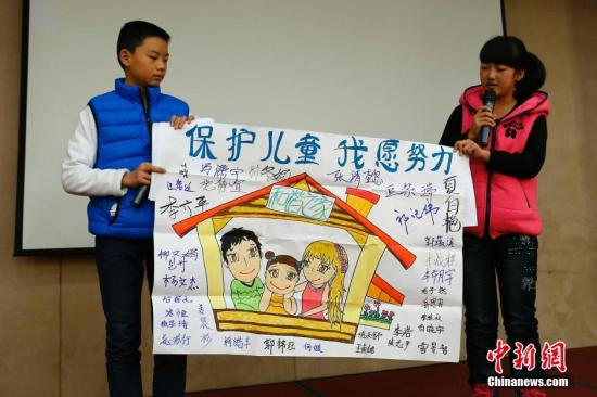 12月4日，由全國婦聯(lián)和聯(lián)合國兒童基金會在北京共同舉辦了“共同行動——停止對兒童暴力，促進(jìn)兒童保護”的主題宣傳活動。圖為活動兒童代表以繪畫的形式說出他們的心聲。<a target='_blank'  _fcksavedurl='http://www.chinanews.com/'>中新社</a>發(fā) 富田 攝