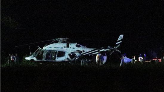 直升機(jī)護(hù)送被救少年。（圖：路透社）